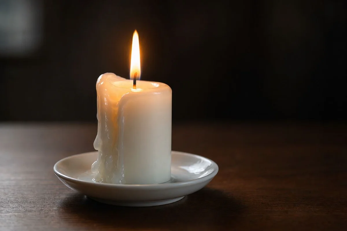 Vela que derrete de um lado só: significado